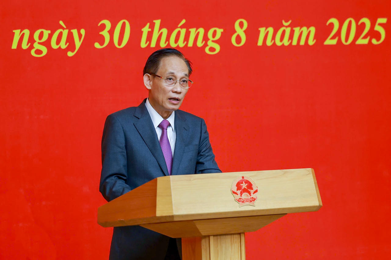 Đồng chí Lê Hoài Trung cam kết sẽ cùng tập thể lãnh đạo, cán bộ, công chức, viên chức, người lao động của Bộ Ngoại giao nỗ lực hoàn thành tốt nhiệm vụ mà Đảng, Nhà nước, Chính phủ, Thủ tướng Chính phủ giao phó. Ảnh: VGP