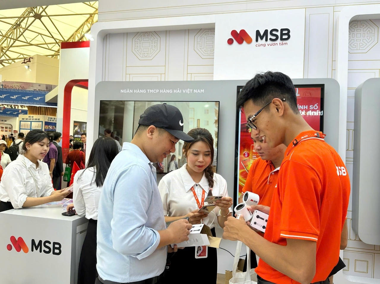 Khách hàng trải nghiệm sản phẩm và nhận quà tặng tại gian hàng MSB