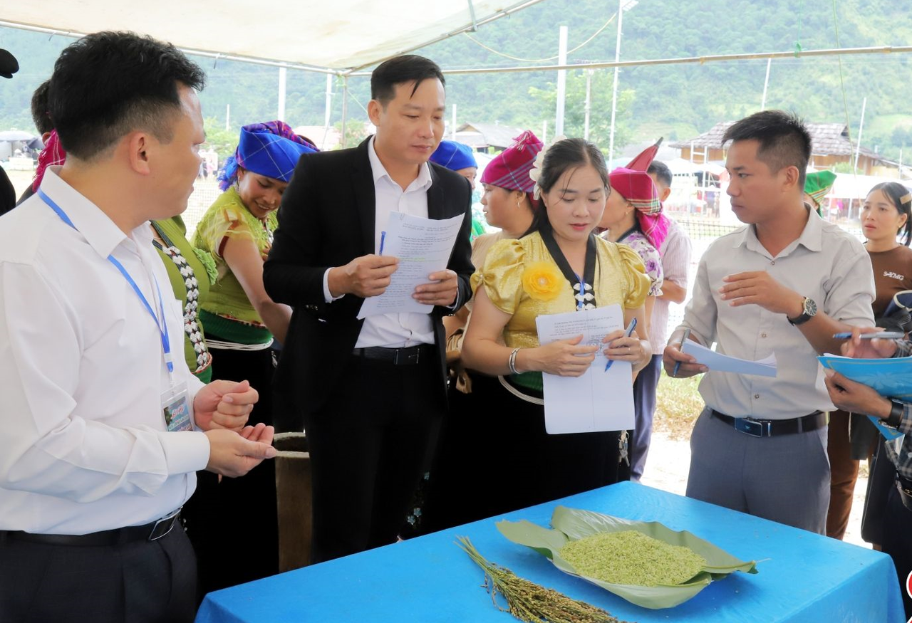 Người dân trải nghiệm cuộc thi làm cốm (Ảnh: CTV).