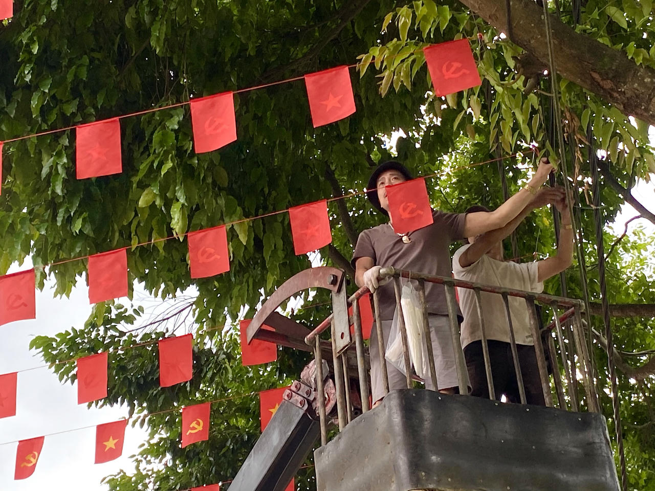 Người dân đang tích cực treo lá cờ trước thềm đại lễ Quốc khánh 2/9.