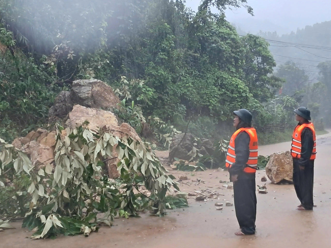 BĐBP tuần tra trong mưa lớn, kiểm tra các điểm sạt lở trên tuyến đường miền núi.