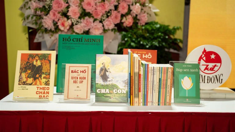 Những cuốn sách tại "Tủ sách Bác Hồ" (Ảnh: K.Đ)