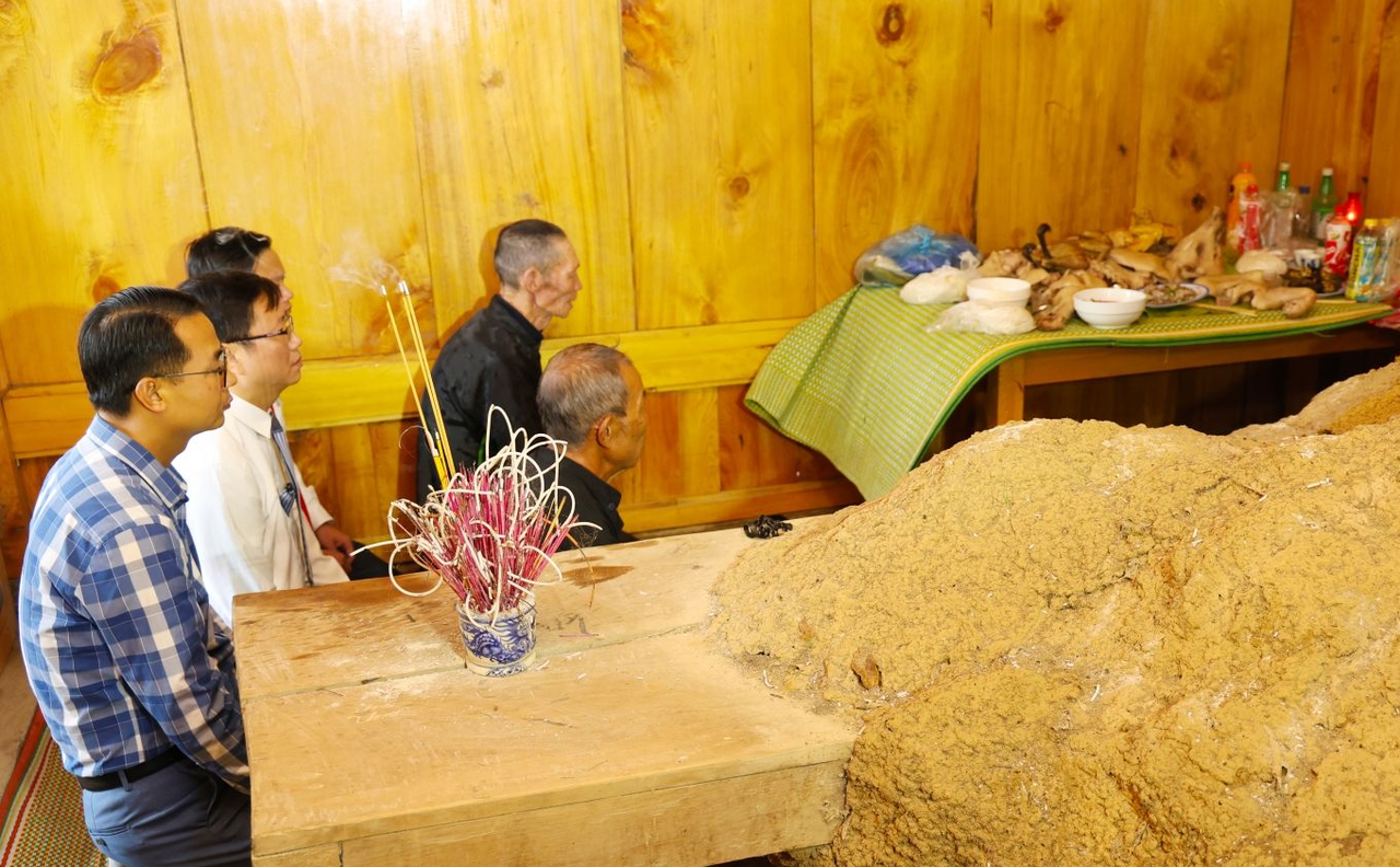 Lễ thắp hương cúng cơm mới tại Nhà thờ Đon Hó, bản Mường Chiến, xã Ngọc Chiến (Ảnh: CTV).