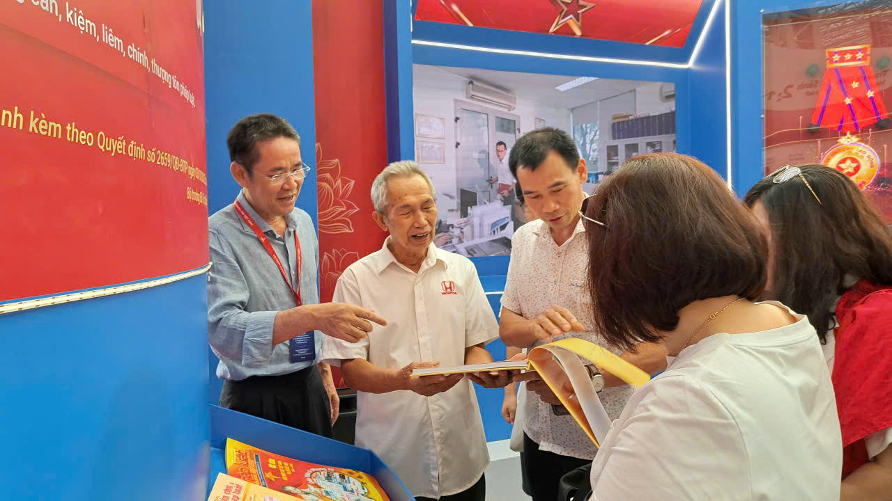 Triển lãm khắc họa dòng chảy lịch sử 80 năm của Bộ Tư pháp với những dấu mốc quan trọng, gắn liền với các giai đoạn cách mạng, kiến quốc và hội nhập phát triển đất nước.