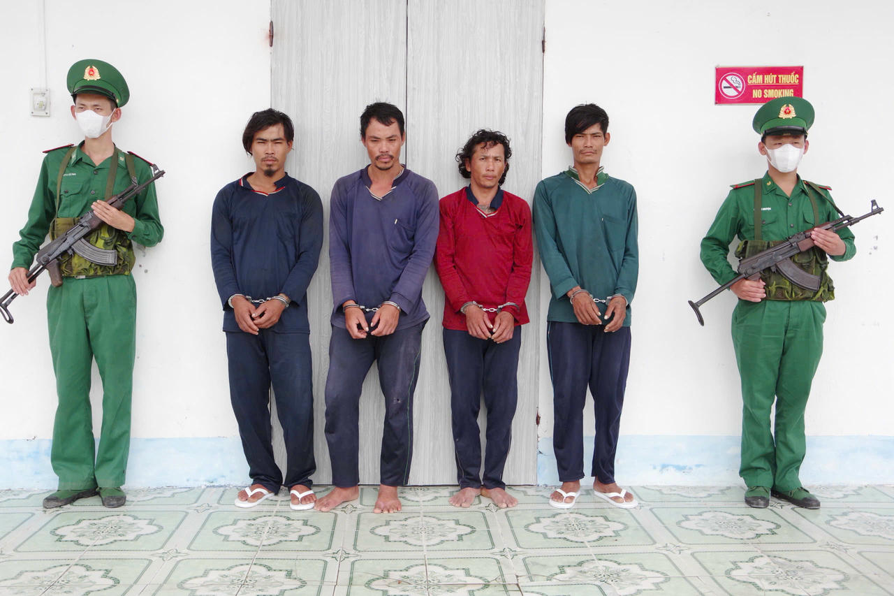 Lực lượng tuần tra Đồn Biên phòng Sông Đốc đã bắt giữ nhóm thuyền viên có hành vi khống chế, bắt giữ thuyền trưởng.