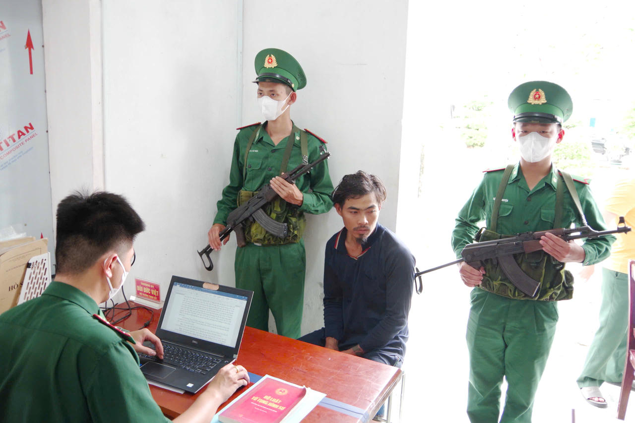 Cơ quan nghiệp vụ BĐBP Cà Mau, làm việc với đối tượng Trần Minh Luân.