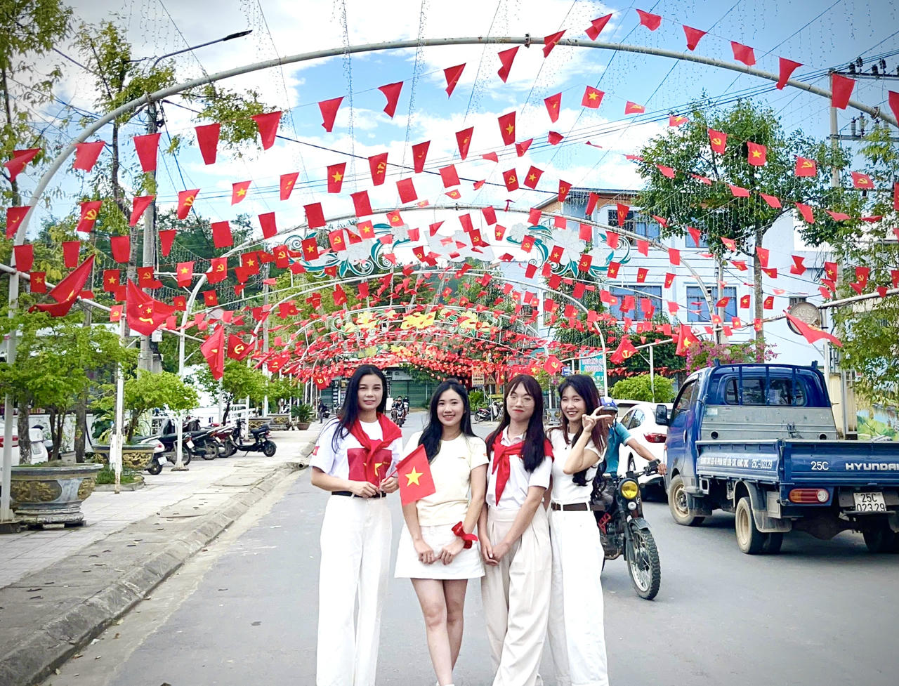 Từ trẻ mầm non đến các em học sinh, sinh viên, ai nấy đều thỏa sức tạo dáng, chụp ảnh hướng về ngày đại lễ.