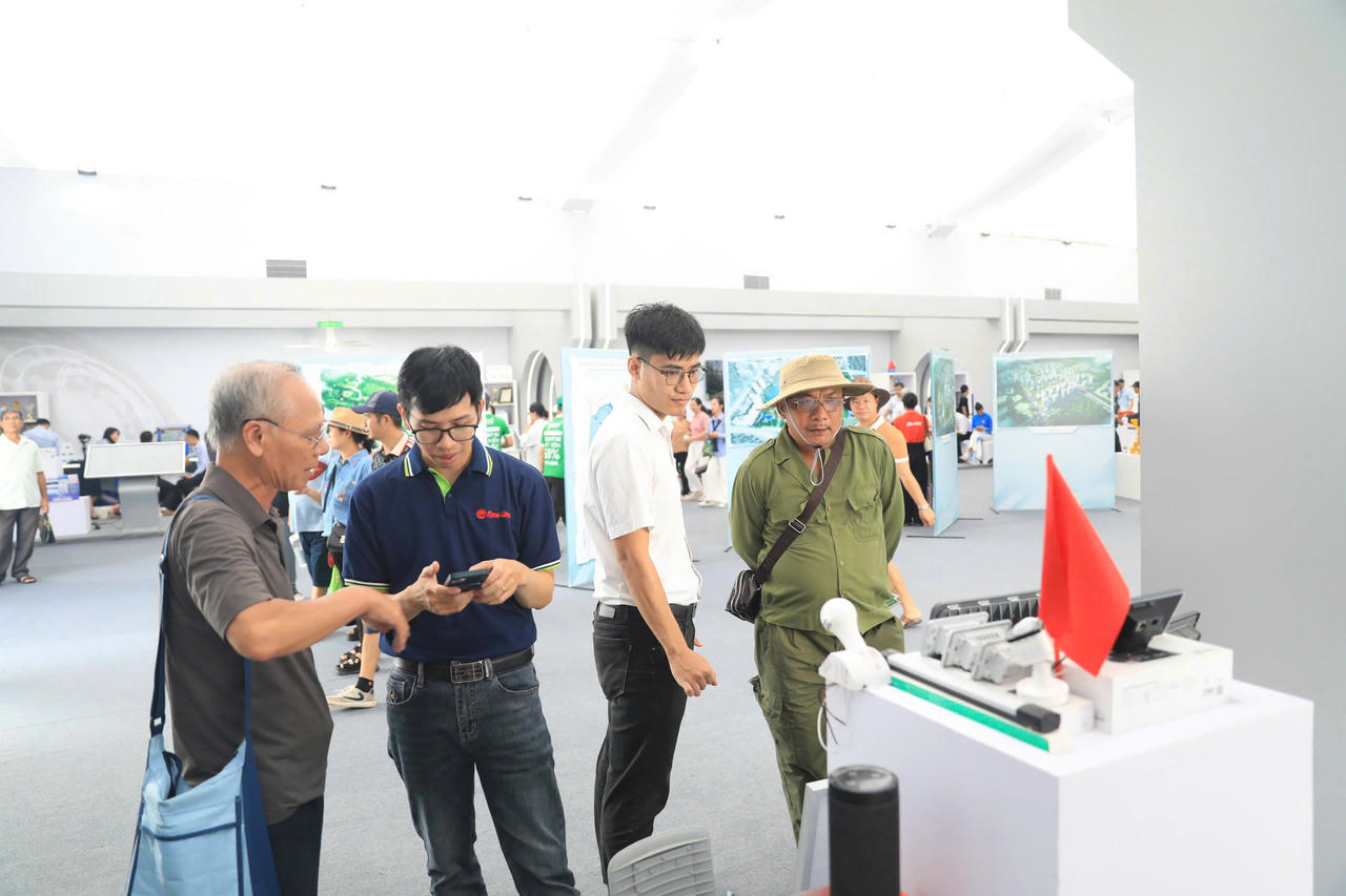 Hàng nghìn du khách tới thăm Không gian Truyền thống và Sáng tạo Hà Nội