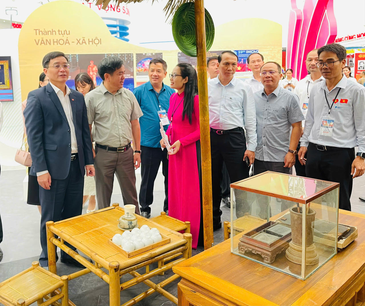 Chị Oanh giới thiệu cho các đại biểu tham quan về các hiện vật trưng bày tại không gian "Cội nguồn Quê Bác". Ảnh: NVCC