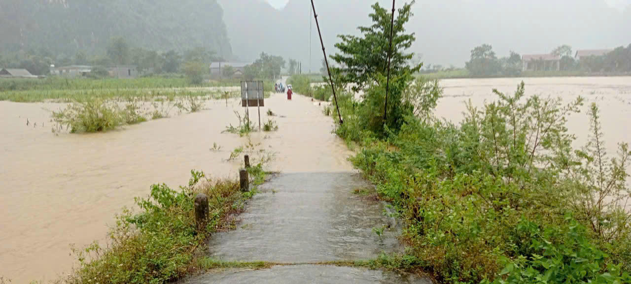 Mưa lớn khiến nhiều tuyến đường miền núi phía tây Quảng Trị bị ngập, chia cắt.