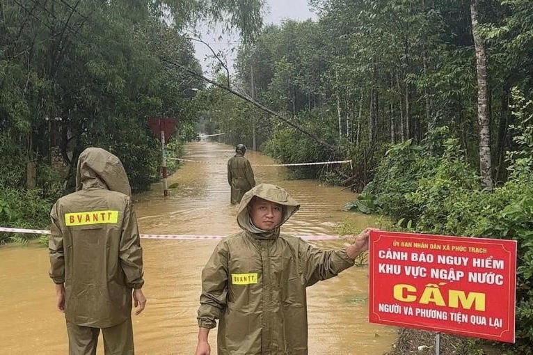 Hà Tĩnh nhiều nơi mưa lớn ngập lụt, chia cắt do ảnh hưởng bão số 6