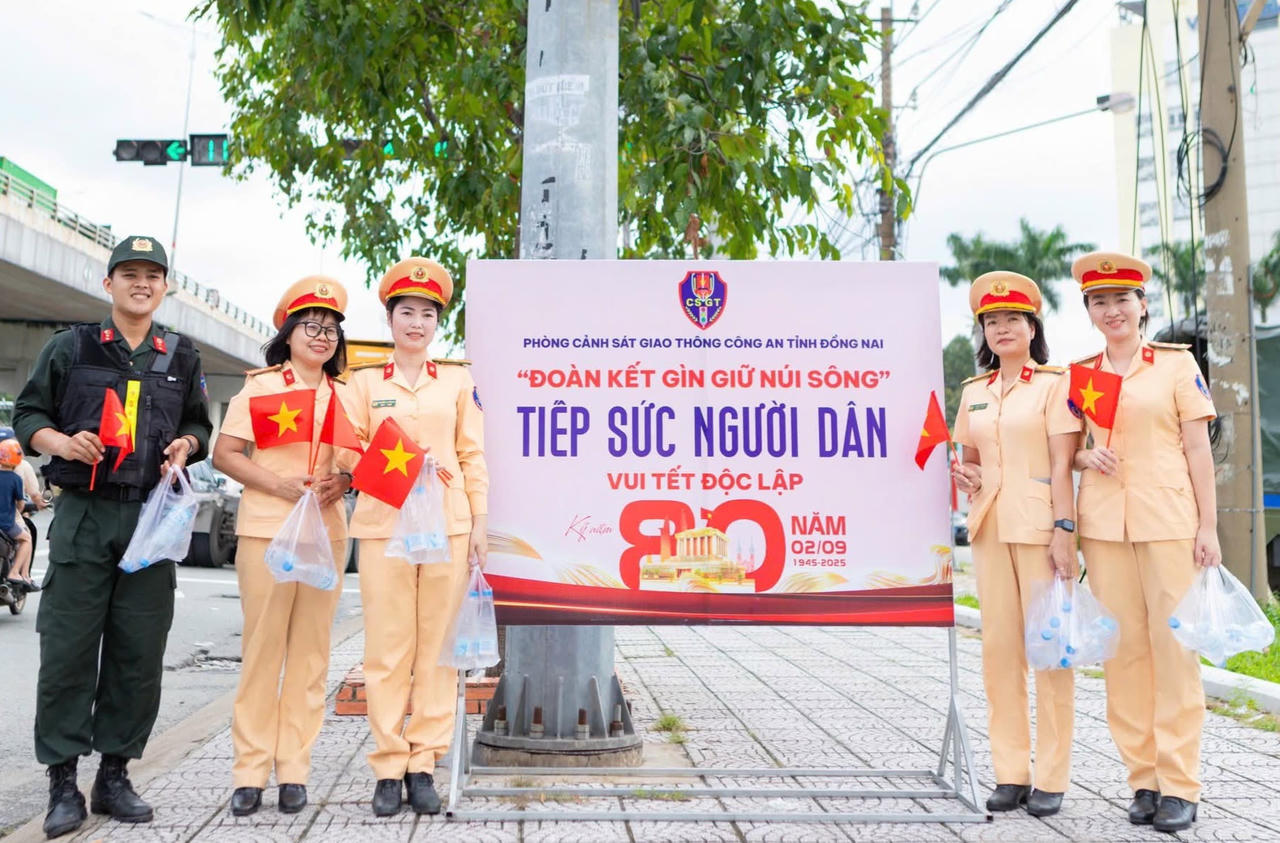 Phòng Cảnh sát giao thông (CSGT) Công an tỉnh Đồng Nai đã tổ chức chương trình “Tiếp sức người dân – Vui Tết Độc lập” với khẩu hiệu “Đoàn kết gìn giữ núi sông”. 