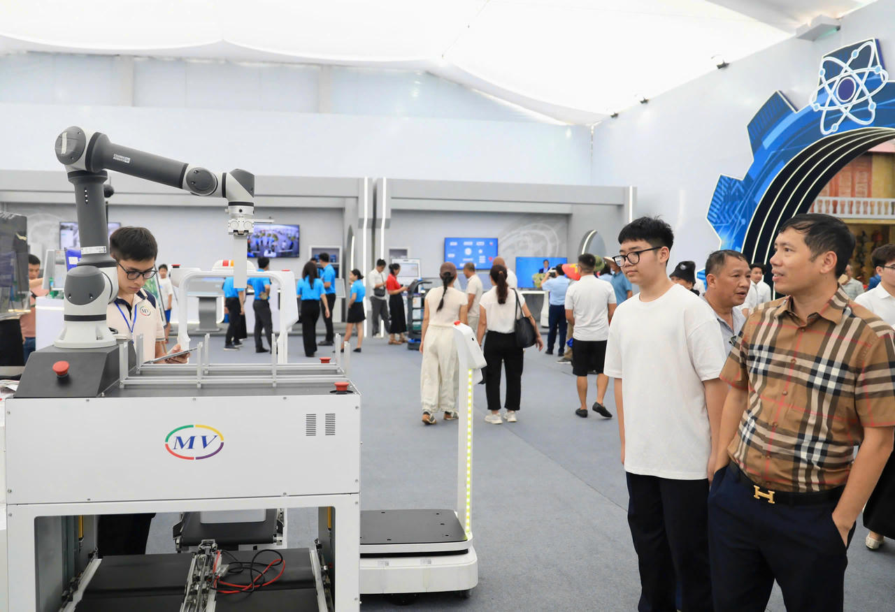 Hàng nghìn du khách tới thăm Không gian Truyền thống và Sáng tạo Hà Nội