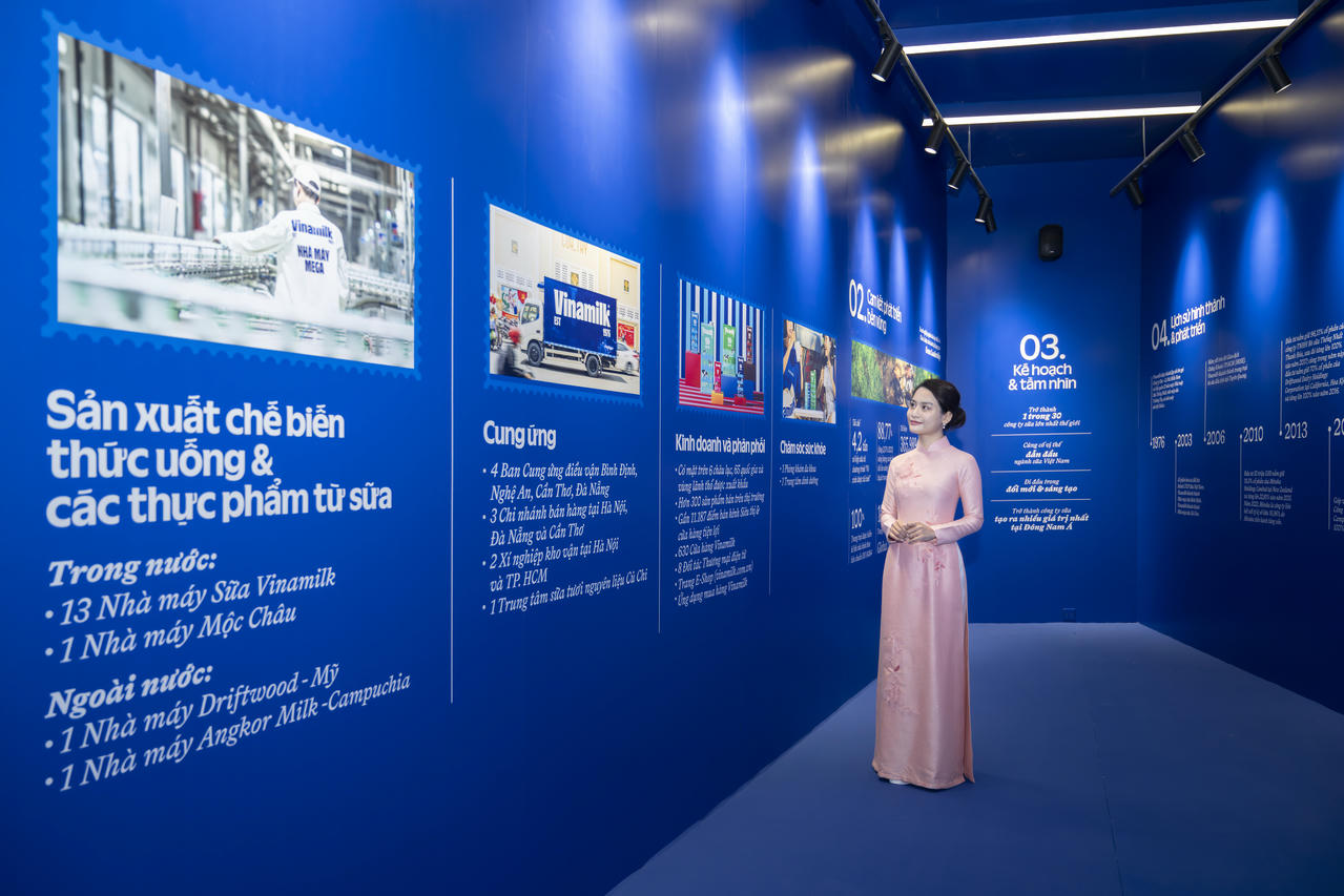 Không chỉ là nơi trưng bày sản phẩm, Vinamilk còn lồng ghép các thông tin về hành trình phát triển của doanh nghiệp – từ những ngày đầu thành lập đến vị thế là Thương hiệu Quốc gia hiện nay, đồng hành sự phát triển của đất nước. Khách tham quan tìm hiểu hành trình phát triển của thương hiệu sữa top 1 Việt Nam. (Ảnh: Vi Nam)