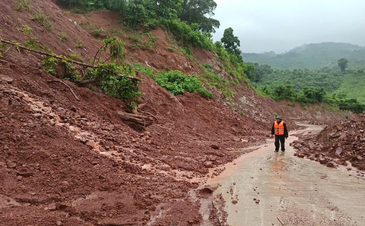 BĐBP kiểm tra các điểm sạt lở trên tuyến đường biên giới để cảnh báo người dân không qua lại.