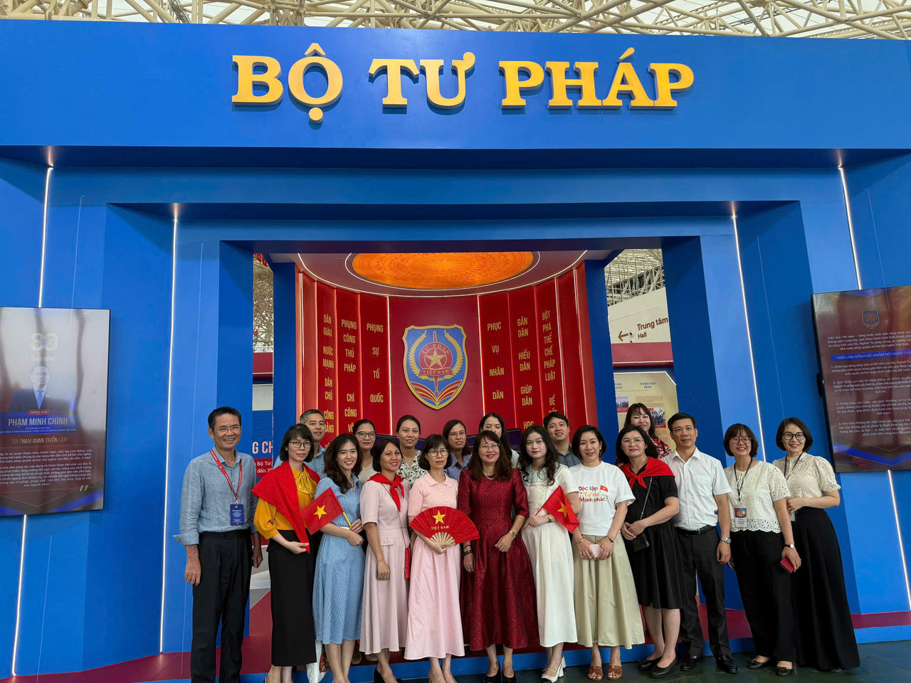 Nhiều đơn vị thuộc Bộ Tư pháp như Vụ Tổ chức cán bộ; Vụ Pháp luật quốc tế; Cục Đăng ký giao dịch bảo đảm và Bồi thường nhà nước... đã tổ chức các đoàn tới thăm không gian triển lãm của Bộ Tư pháp.