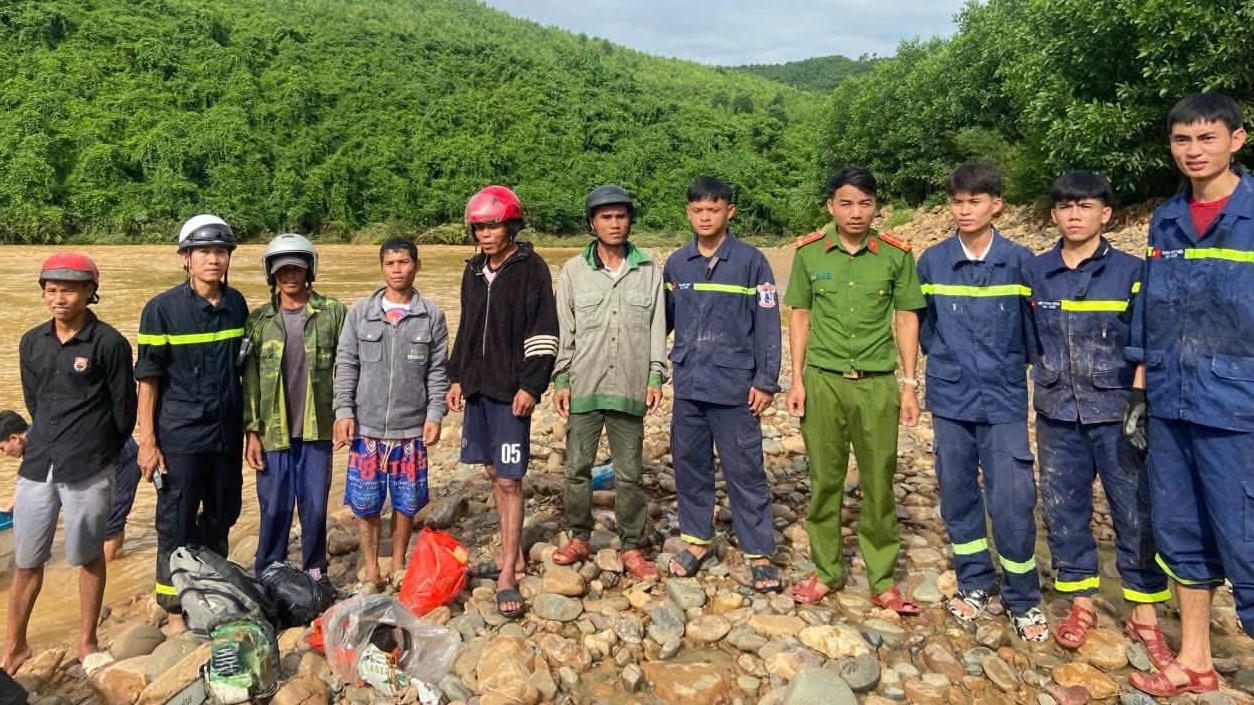 Giải cứu 5 người dân ở Quảng Trị bị lũ cô lập khi đi rẫy