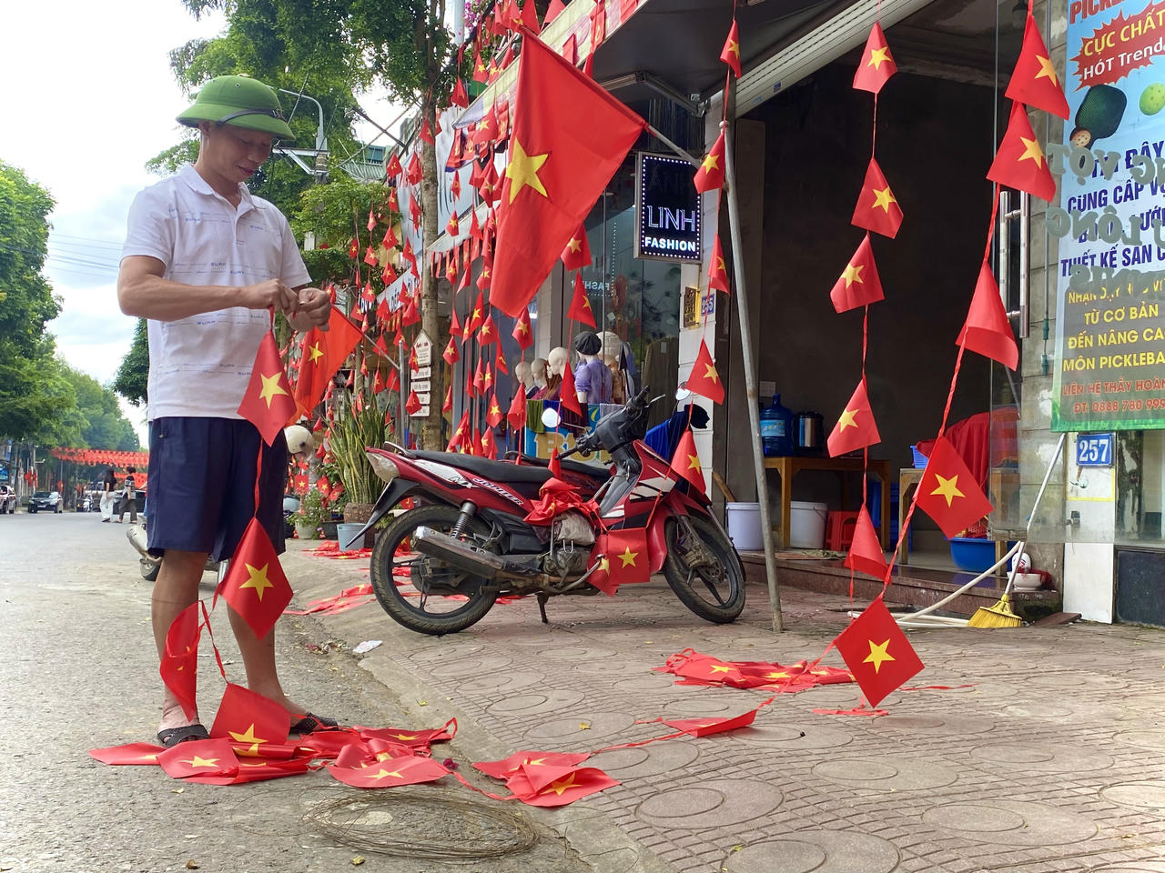 Anh Đỗ Văn Mạnh (sinh năm 1995, trú tại phường Tân Phong) chia sẻ: Treo cờ không chỉ làm đẹp thêm cảnh quan đô thị trong những ngày Tết độc lập mà còn lan tỏa mạnh mẽ tinh thần yêu nước, khơi gợi trong mỗi người dân niềm tự hào về một quốc gia độc lập, tư do.