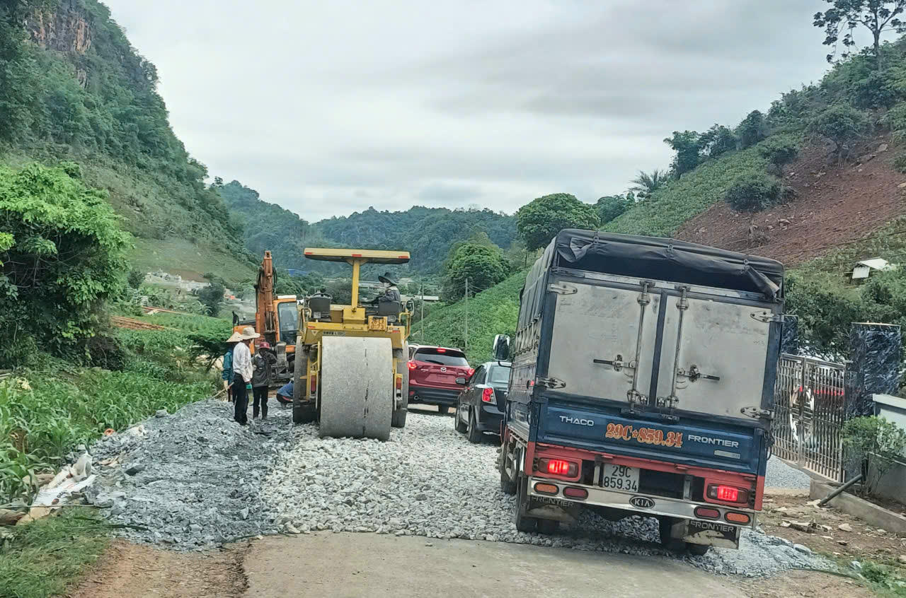 Nhiều tuyến đường xuống cấp được quan tâm bảo dưỡng, nâng cấp.