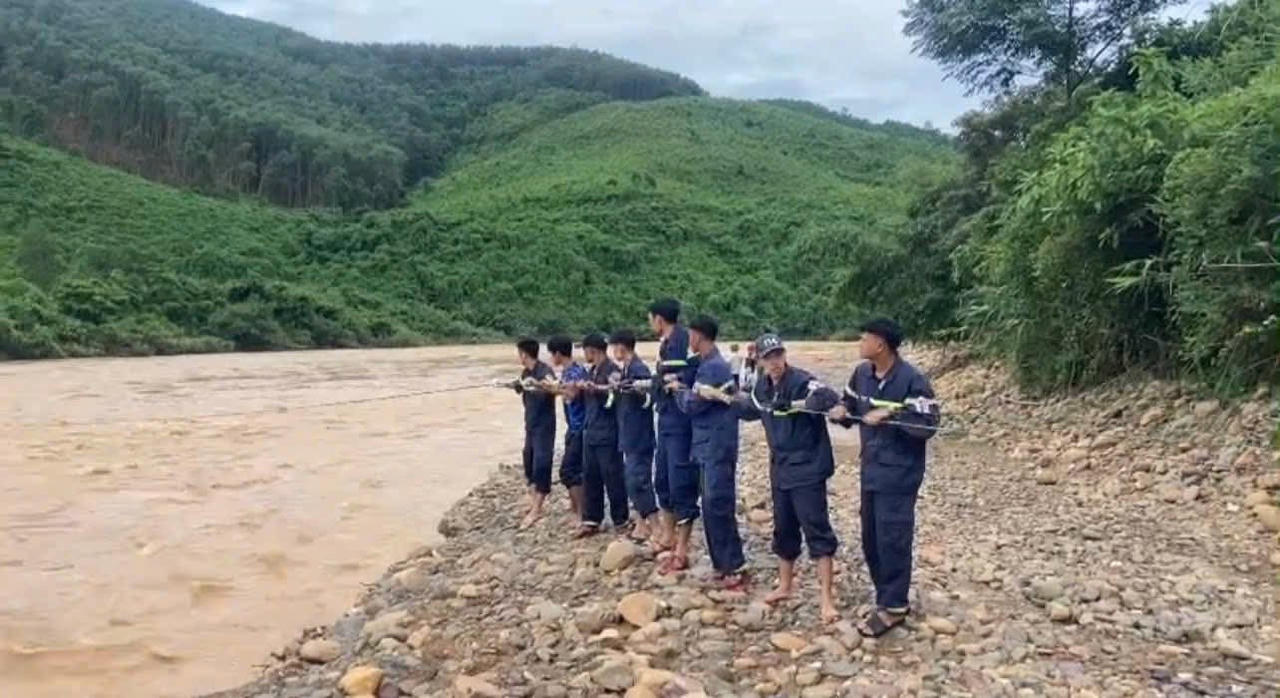 Lực lượng Công an xã Hướng Hiệp phối hợp cùng Phòng Cảnh sát Phòng cháy chữa cháy và Cứu nạn cứu hộ, Công an tỉnh Quảng Trị triển khai phương án giải cứu.