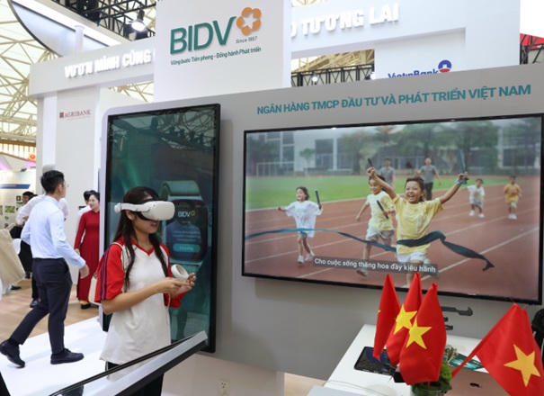 Gian trưng bày của BIDV kết hợp giữa yếu tố lịch sử và hiện đại, công nghệ và trải nghiệm thực tế