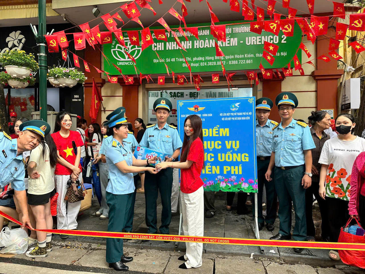 Cán bộ, nhân viên Lữ đoàn 918 tặng quà cho Nhân dân tại số 48, phố Tràng Thi, Hà Nội.