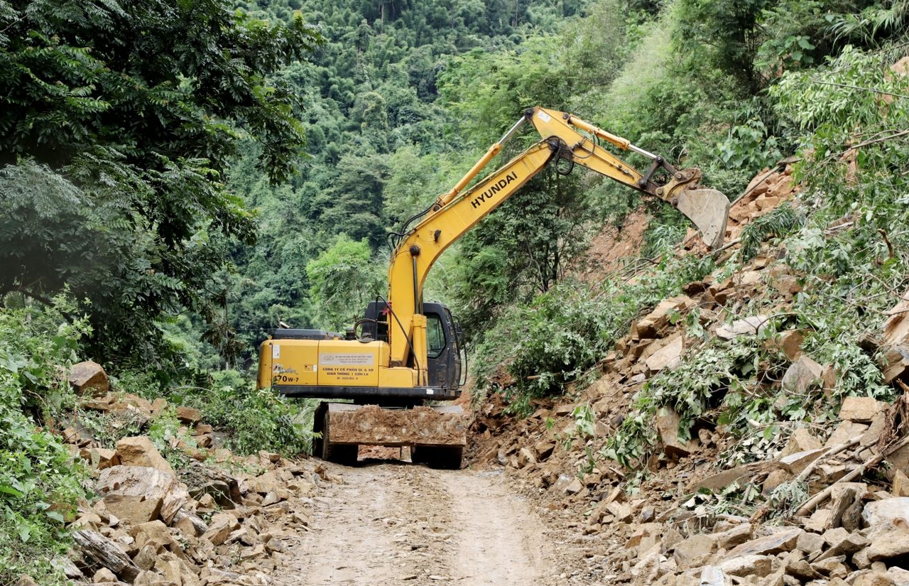 Nhiều tuyến đường bị sạt lở do ảnh hưởng của mưa lũ được khắc phục nhạnh chóng, đảm bảo giao thông thông suốt.