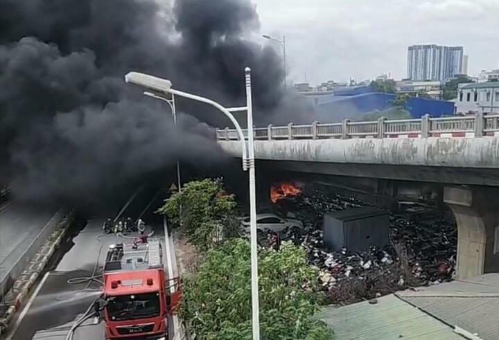 Cháy lớn bãi giữ xe chân cầu Vĩnh Tuy, Hà Nội