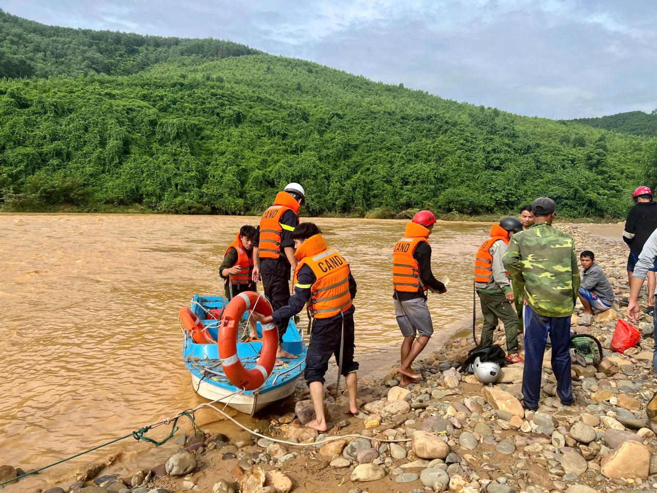 Sau hơn 4 giờ nỗ lực, các cán bộ, chiến sĩ đã đưa 5 người dân về nơi an toàn.