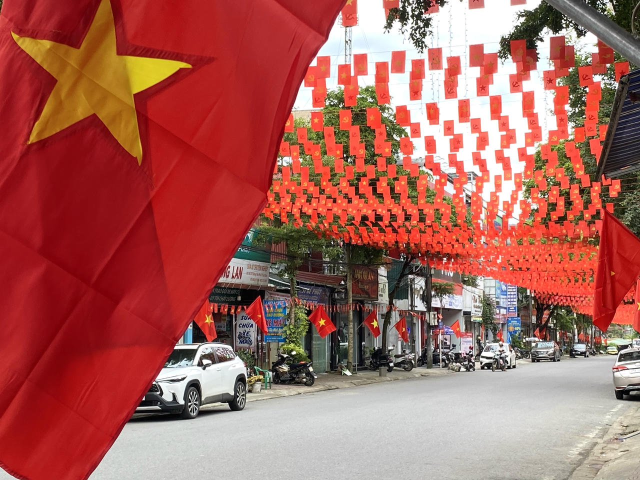 Hàng ngàn lá cờ đỏ sao vàng được treo trang trọng tại nhà dân và trên các tuyến đường chính đã tạo nên một “rừng cờ” rực rỡ.