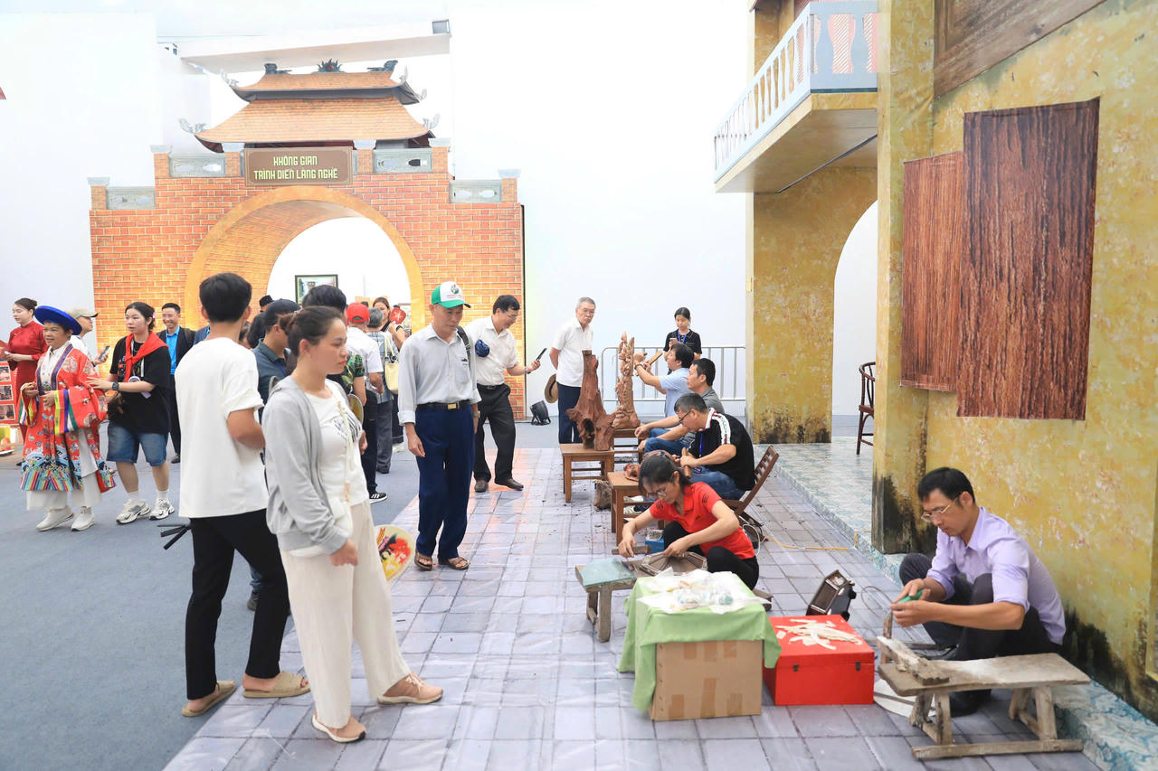 Hàng nghìn du khách tới thăm Không gian Truyền thống và Sáng tạo Hà Nội