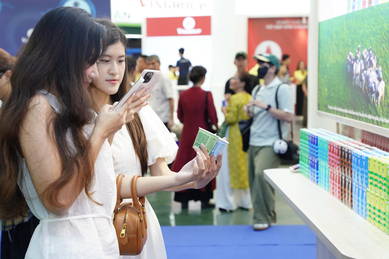 Các bạn trẻ đặc biệt yêu thích không gian trưng bày và trải nghiệm của Vinamilk. (Ảnh: Tịnh Không)