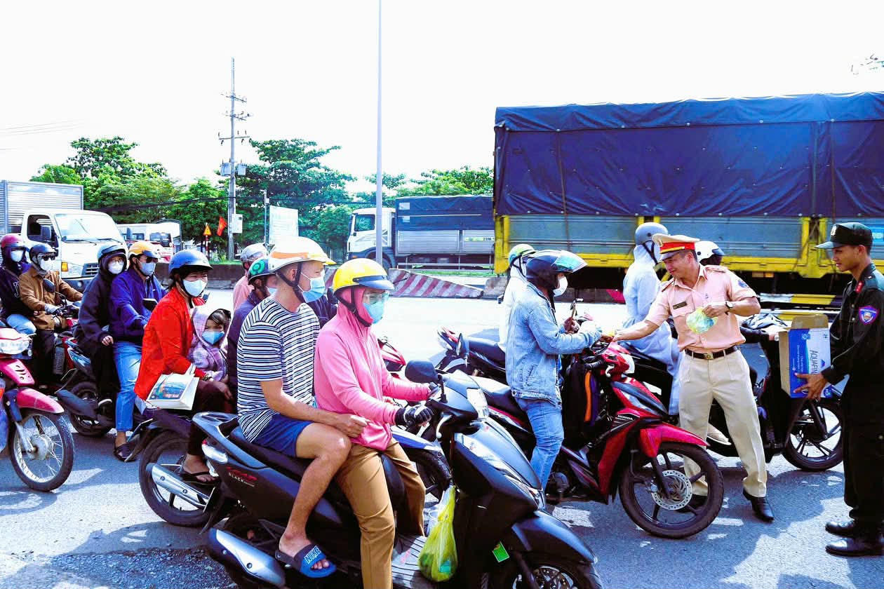 Cảnh sát giao thông Đồng Nai “Tiếp sức người dân – Vui Tết Độc lập”