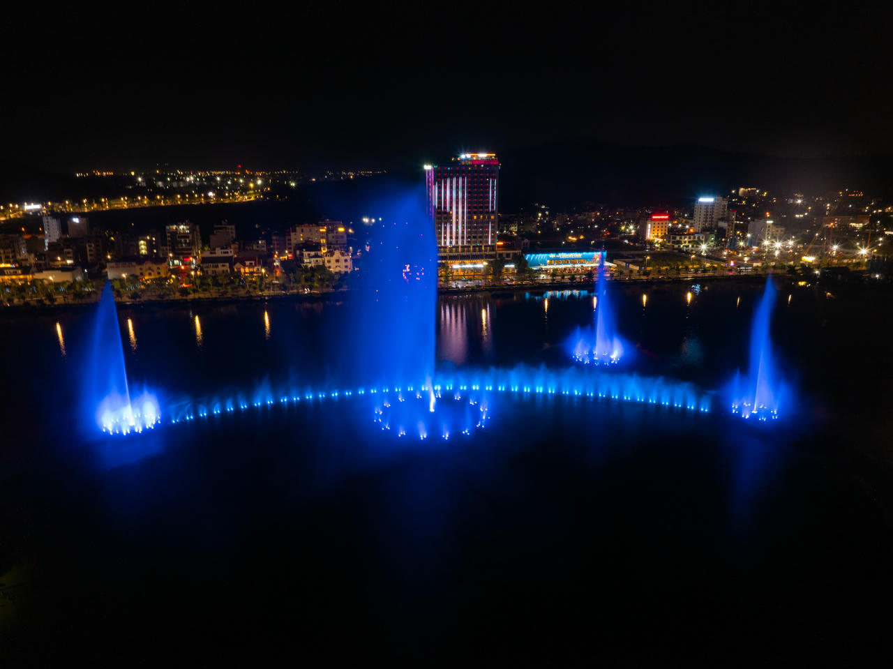 Halo Bay Show sẽ biểu diễn miễn phí hằng ngày vào buổi tối, mỗi suất kéo dài 15-20 phút với 3 khung giờ: 20h - 20h20; 20h50 - 21h10; 21h40 - 22h.