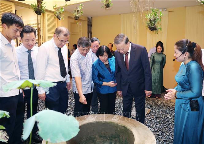 Tổng Bí thư Tô Lâm thăm di tích nhà số 48 Hàng Ngang. Ảnh: Thống Nhất/TTXVN