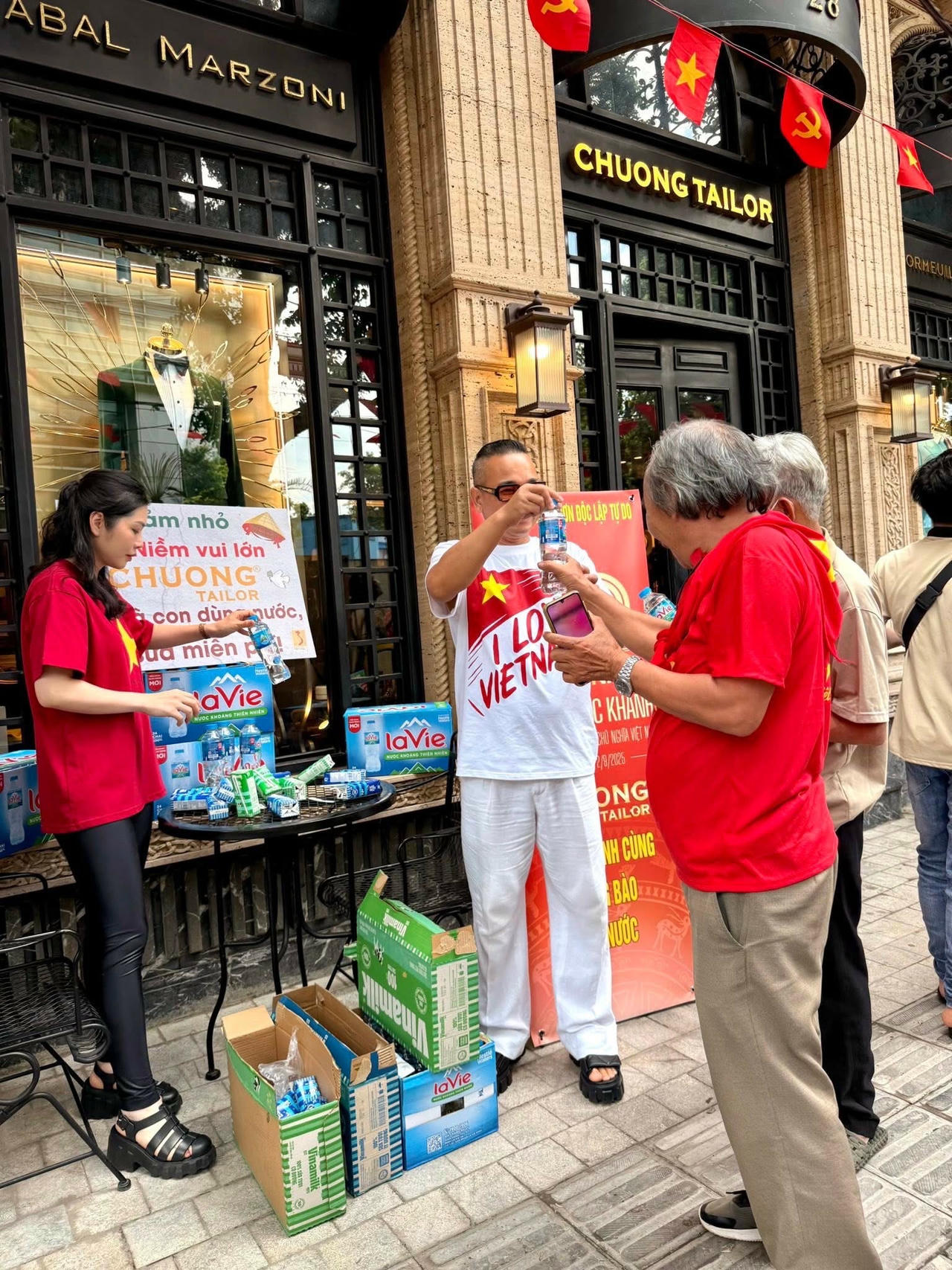 Đây không chỉ đơn thuần là món quà vật chất, mà còn là biểu tượng thấm đẫm tinh thần đoàn kết, là sợi dây gắn kết những trái tim Việt và là niềm tự hào lặng thầm về cội nguồn dân tộc. Trong từng món quà nhỏ là cả một thông điệp lớn, về nghĩa tình, về sự gắn bó và khát vọng cùng nhau xây dựng một Việt Nam vững mạnh, nhân ái.