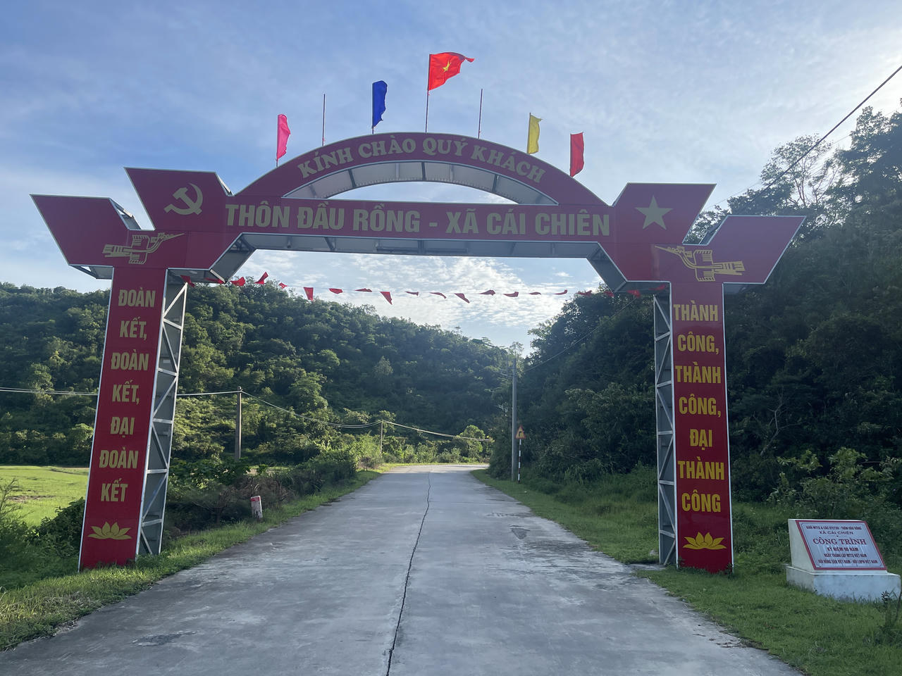 Những lá cờ đỏ thắm tung bay tượng trưng cho tinh thần yêu nước, tình đoàn kết dân tộc