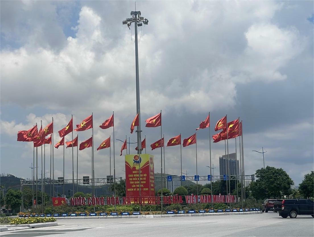 Cờ Đảng, cờ Tổ quốc tung bay trước gió - biểu tượng tự hào dân tộc