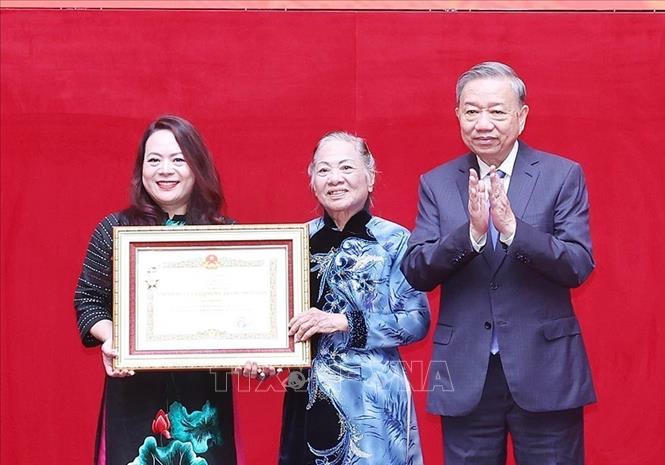 Tổng Bí thư Tô Lâm trao Danh hiệu Anh hùng Lực lượng vũ trang nhân dân cho đại diện gia đình Thượng tướng Bùi Thiện Ngộ. Ảnh: Thống Nhất/TTXVN