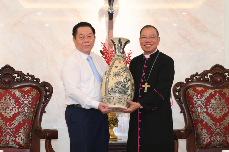 Đồng chí Nguyễn Trọng Nghĩa trao quà chúc mừng Tổng Giáo phận Hà Nội. Ảnh:Thế Đại