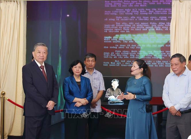 Tổng Bí thư Tô Lâm xem trưng bày tại di tích 48 Hàng Ngang. Ảnh: Thống Nhất/TTXVN