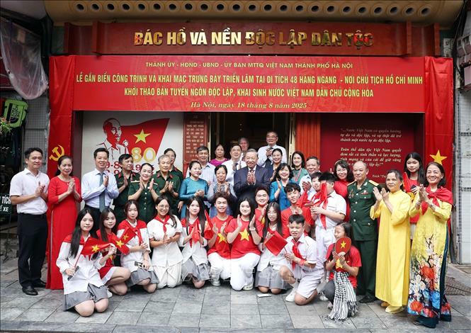 Tổng Bí thư Tô Lâm với cán bộ và nhân dân phường Hoàn Kiếm. Ảnh: Thống Nhất/TTXVN