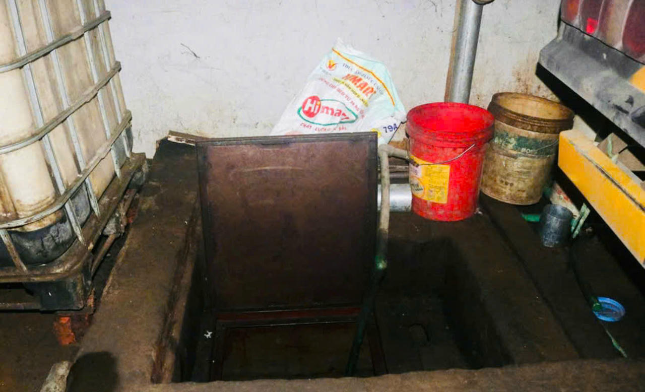 Khu vực bể chứa xăng không đảm bảo về tiêu chuẩn phòng cháy, chữa cháy.