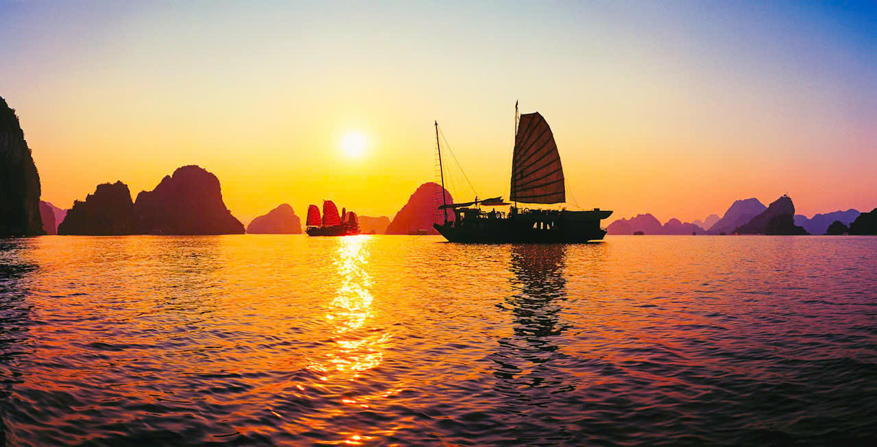 Đón hoàng hôn nơi địa đầu Đông Bắc Tổ quốc một trải nghiệm mà bất cứ ai cũng muốn khám phá khi đến với Quảng Ninh