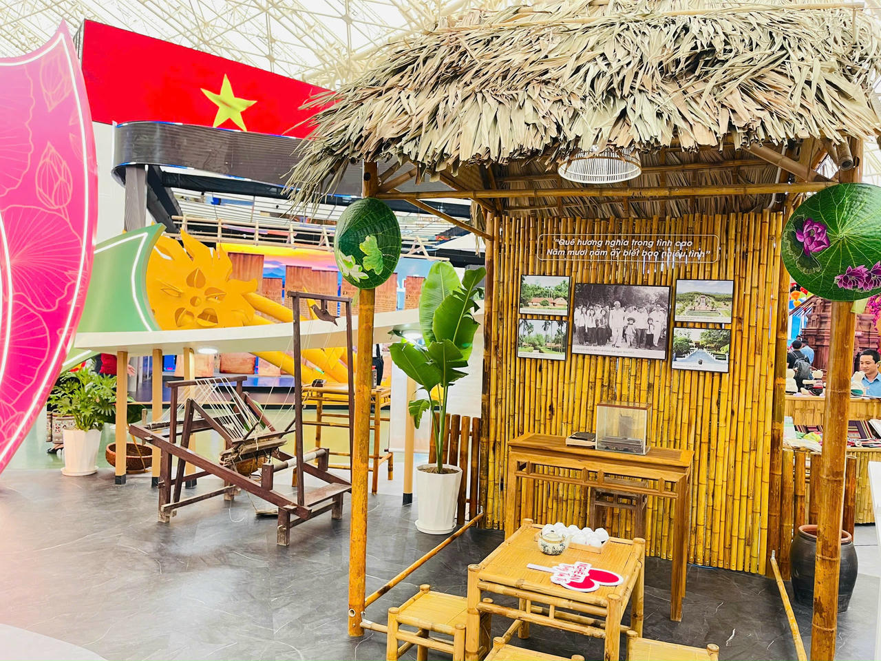 Mái nhà tranh trưng bày nghiên bút, án thư của cụ Nguyễn Sinh Sắc.