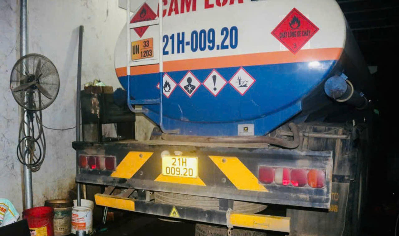 Chiếc xe bồn được sử dụng để vận chuyển xăng. 