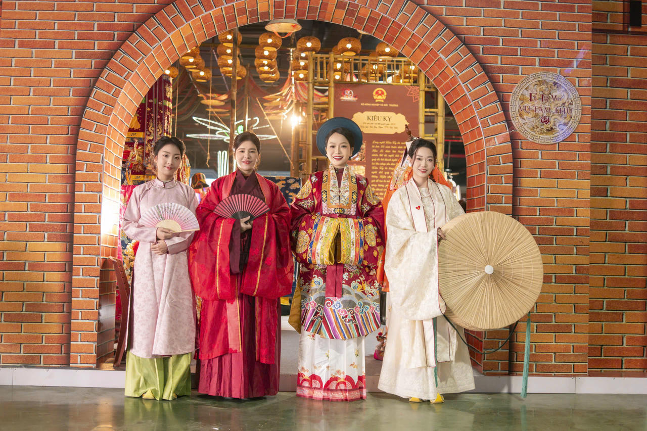 Không gian trưng bày của Cổ trang Việt Vũ Tâm Thư tại Triển lãm thành tựu Đất nước.