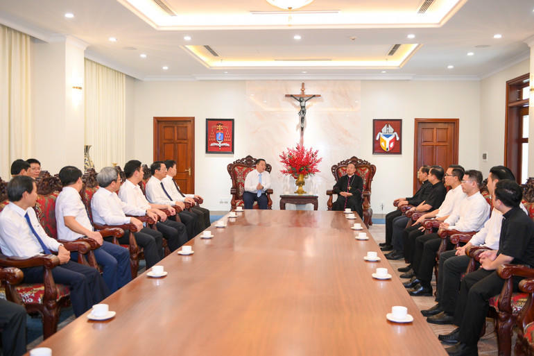 Quang cảnh buổi thăm, chúc mừng của đồng chí Nguyễn Trọng Nghĩa và đoàn công tác tại Tòa Tổng Giám mục Hà Nội. Ảnh: Thế Đại