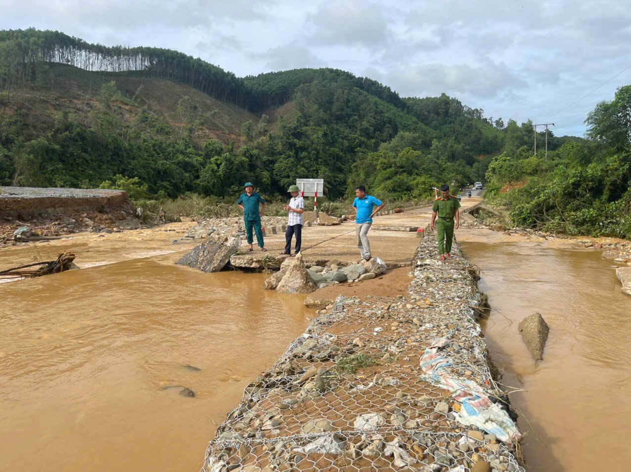 Tại ngầm tràn Km25+900 trên tuyến tỉnh lộ 571 qua xã Bến Quan, mặt đường bị xói trôi dài 30m.
