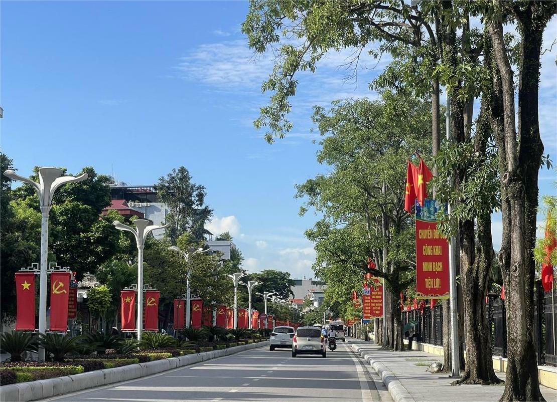 Những ngày này, trên khắp các nẻo đường từ khu phố trung tâm đến xã đảo của tỉnh Quảng Ninh đều ngập tràn sắc đỏ của cờ Đảng, cờ Tổ quốc chào mừng Kỷ niệm 80 năm Cách mạng Tháng Tám thành công và Quốc khánh 2/9